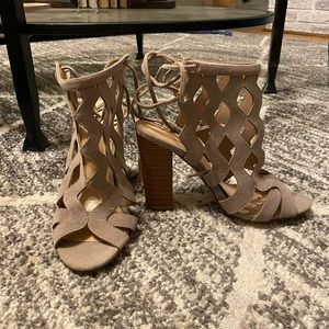 Shoe dazzle, opened toed heeled bootie